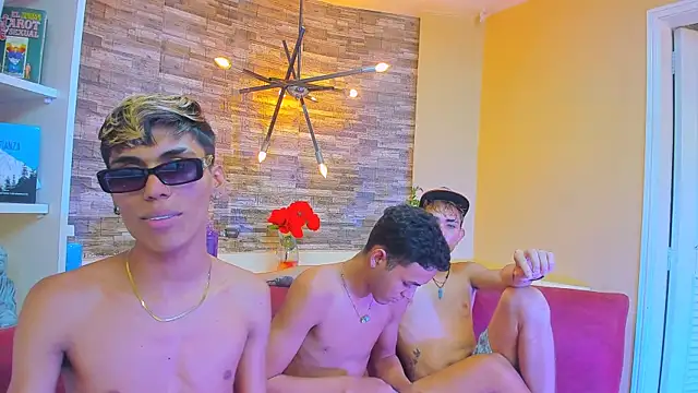 Snapshot of StrawwBoys chatting on January 2025 02:14:01 PM StrawwBoys online show from January 2025 02:14:01 PM