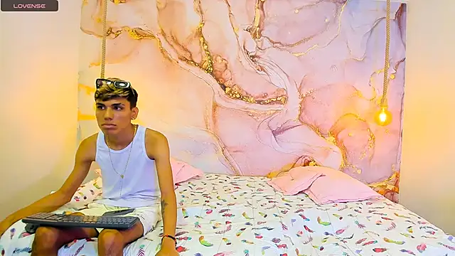 Snapshot of StrawwBoys chatting on January 2025 02:15:02 PM StrawwBoys online show from January 2025 02:15:02 PM