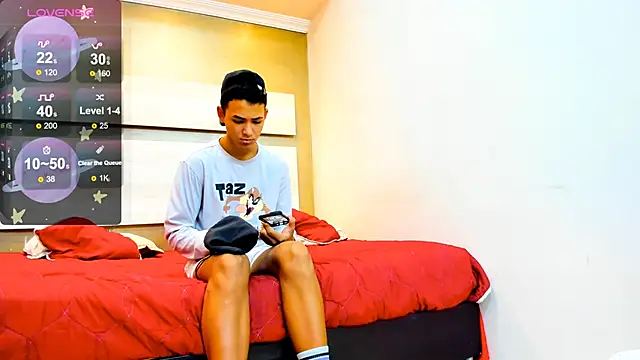 Snapshot of StrawwBoys chatting on January 2025 10:22:01 AM StrawwBoys online show from January 2025 10:22:01 AM