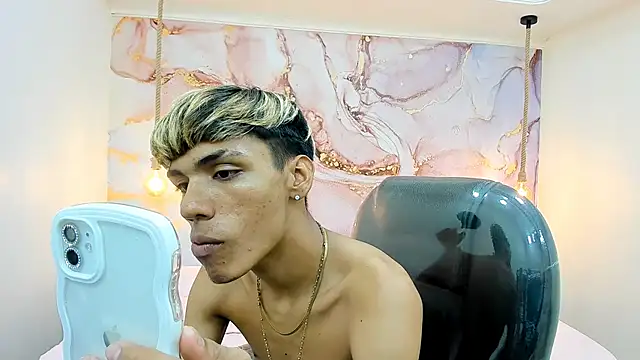 Snapshot of StrawwBoys chatting on January 2025 10:06:01 PM StrawwBoys online show from January 2025 10:06:01 PM