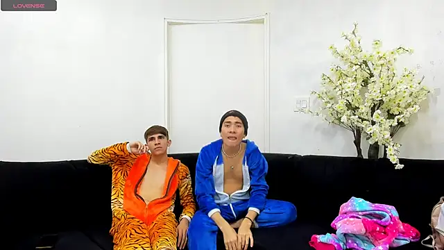 Snapshot of StrawwBoys chatting on September 2025 10:15:01 AM StrawwBoys online show from September 2025 10:15:01 AM