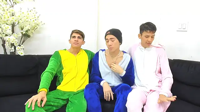 Snapshot of StrawwBoys chatting on September 2025 10:17:01 AM StrawwBoys online show from September 2025 10:17:01 AM