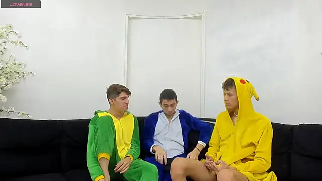 Snapshot of StrawwBoys chatting on September 2025 11:22:02 AM StrawwBoys online show from September 2025 11:22:02 AM