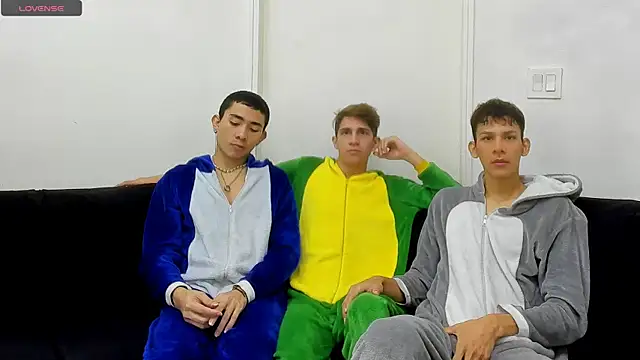 Snapshot of StrawwBoys chatting on September 2025 10:41:01 AM StrawwBoys online show from September 2025 10:41:01 AM