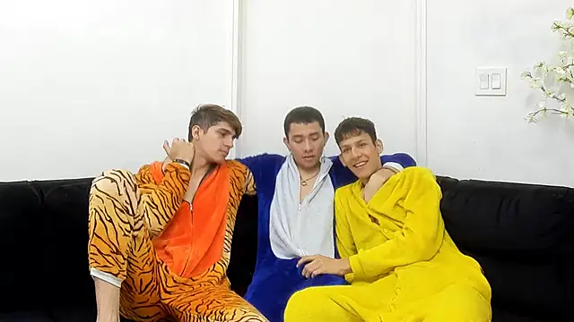 Snapshot of StrawwBoys chatting on October 2025 10:22:02 AM StrawwBoys online show from October 2025 10:22:02 AM