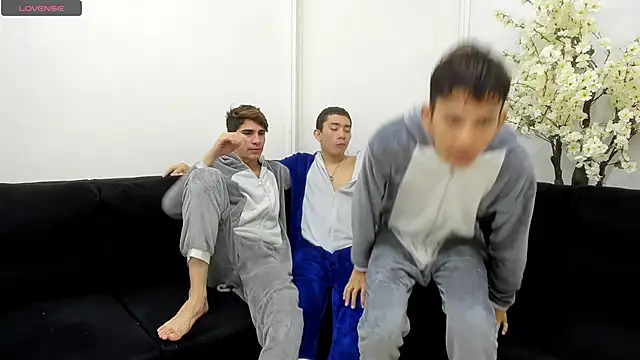 Snapshot of StrawwBoys chatting on October 2025 10:34:02 AM StrawwBoys online show from October 2025 10:34:02 AM