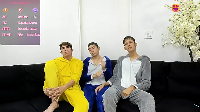 Snapshot of StrawwBoys chatting on October 2025 10:45:02 AM StrawwBoys online show from October 2025 10:45:02 AM