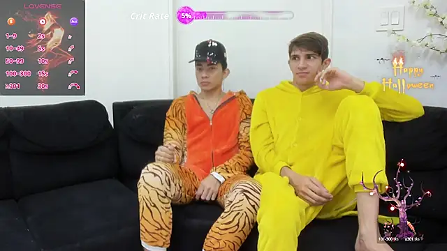 Snapshot of StrawwBoys chatting on October 2025 10:49:01 AM StrawwBoys online show from October 2025 10:49:01 AM