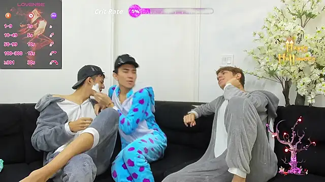 Snapshot of StrawwBoys chatting on October 2025 10:27:02 AM StrawwBoys online show from October 2025 10:27:02 AM