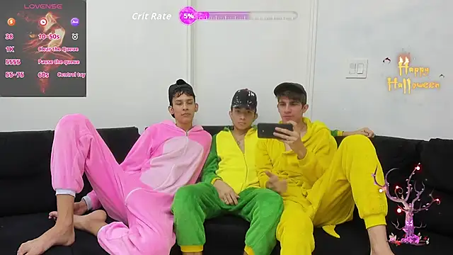 Snapshot of StrawwBoys chatting on October 2025 10:51:01 AM StrawwBoys online show from October 2025 10:51:01 AM