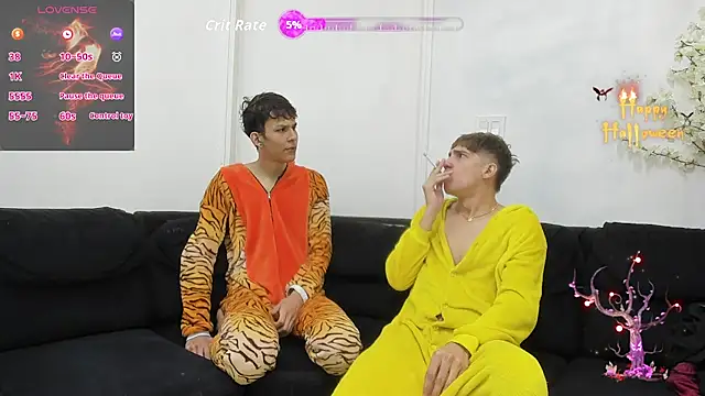 Snapshot of StrawwBoys chatting on October 2025 11:00:01 AM StrawwBoys online show from October 2025 11:00:01 AM