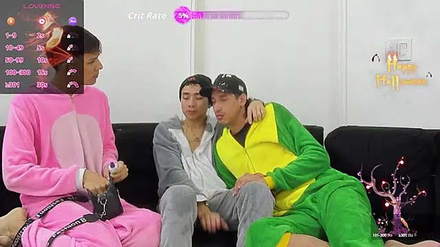 Snapshot of StrawwBoys chatting on October 2025 10:45:01 AM StrawwBoys online show from October 2025 10:45:01 AM