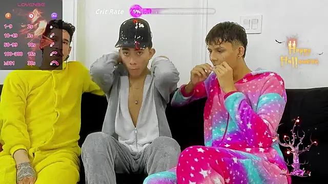 Snapshot of StrawwBoys chatting on October 2025 10:27:01 AM StrawwBoys online show from October 2025 10:27:01 AM