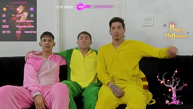 Snapshot of StrawwBoys chatting on November 2025 10:17:01 AM StrawwBoys online show from November 2025 10:17:01 AM