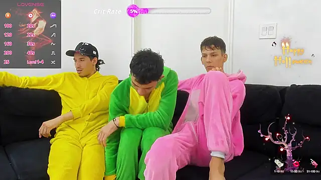 Snapshot of StrawwBoys chatting on November 2025 10:48:02 AM StrawwBoys online show from November 2025 10:48:02 AM