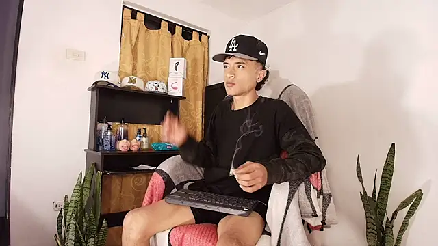 Snapshot of Edward_Milleer chatting on October 2025 06:30:02 PM Edward Milleer online show from October 2025 06:30:02 PM