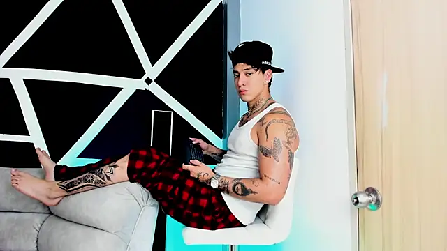 JUSTIN FULLER1 online show from October 2025 06:43:01 PM