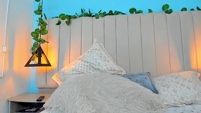 JulianaWaldo online show from December 2024 04:38:01 PM