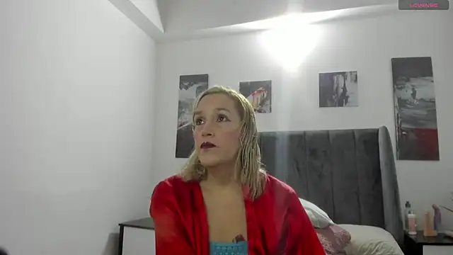 Snapshot of CarolinaGlamour chatting on October 2025 07:56:02 PM CarolinaGlamour online show from October 2025 07:56:02 PM