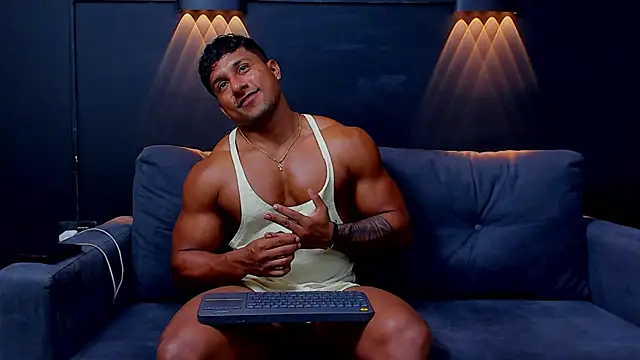 Snapshot of CallumMuscle chatting on February 2025 03:33:01 AM CallumMuscle online show from February 2025 03:33:01 AM