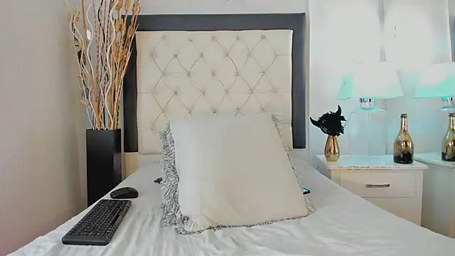 GaleHodge online show from October 2025 12:59:01 PM