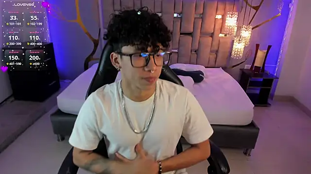 Snapshot of AkazaBoy_ chatting on January 2025 04:29:01 AM AkazaBoy online show from January 2025 04:29:01 AM