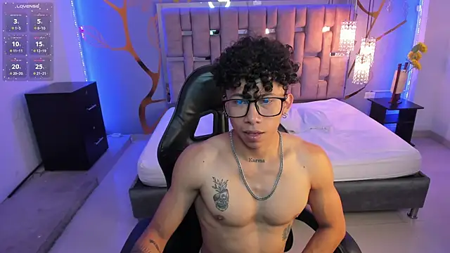 Snapshot of AkazaBoy_ chatting on February 2025 08:09:02 AM AkazaBoy online show from February 2025 08:09:02 AM