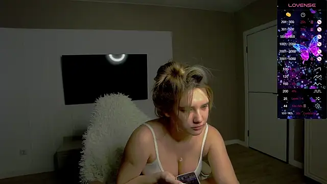 Snapshot of Holly_Molii chatting on October 2025 04:14:01 AM Holly Molii online show from October 2025 04:14:01 AM