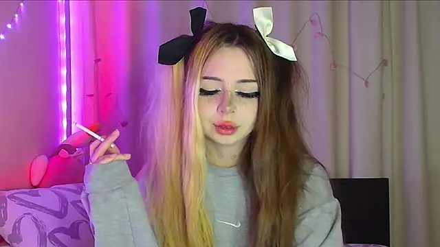 Snapshot of suemeow chatting on March 2025 04:43:01 AM suemeow online show from March 2025 04:43:01 AM