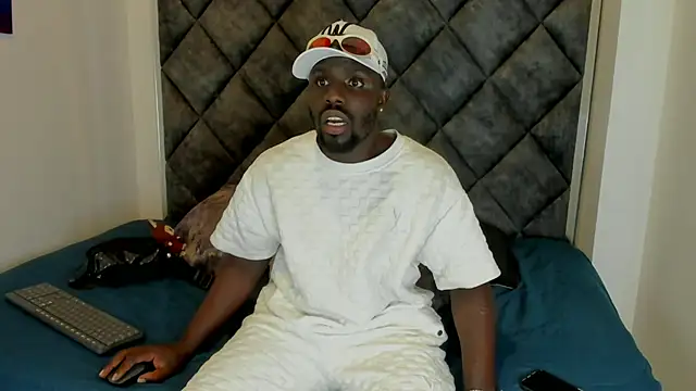 Snapshot of Latrellx7 chatting on October 2025 04:09:02 AM Latrellx7 online show from October 2025 04:09:02 AM