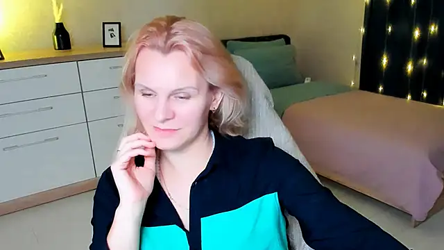 Louisa Bay online show from December 2024 07:01:02 PM