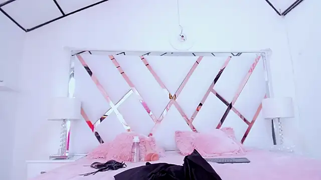 Snapshot of naughty__sara chatting on February 2025 06:01:01 PM naughty sara online show from February 2025 06:01:01 PM