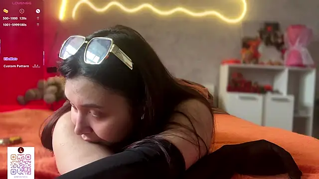 Snapshot of UdeleBarns chatting on October 2025 06:02:02 AM UdeleBarns online show from October 2025 06:02:02 AM