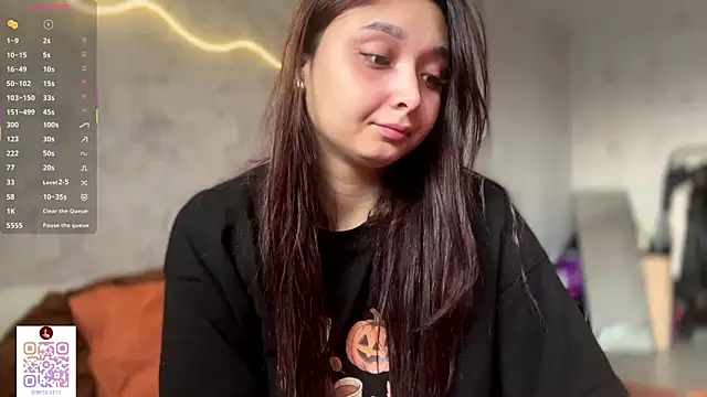 Snapshot of UdeleBarns chatting on October 2025 06:32:01 AM UdeleBarns online show from October 2025 06:32:01 AM