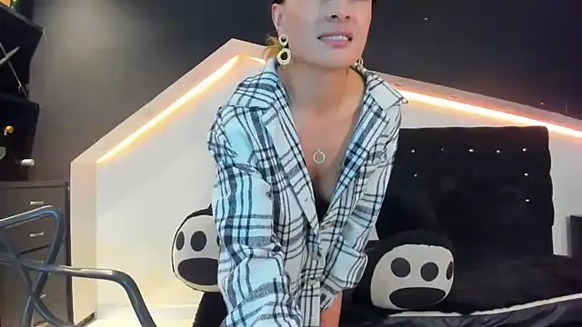 Coral Gibson online show from January 2025 06:24:01 PM