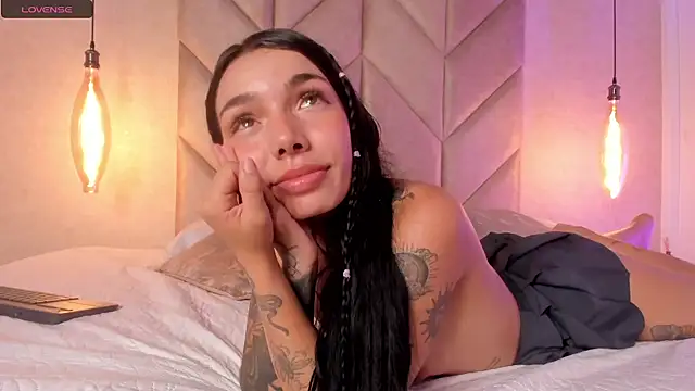 Snapshot of Mollymoon1 chatting on January 2025 10:46:02 PM Mollymoon1 online show from January 2025 10:46:02 PM