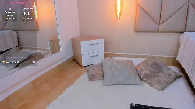 Snapshot of Mollymoon1 chatting on March 2025 07:27:01 PM Mollymoon1 online show from March 2025 07:27:01 PM