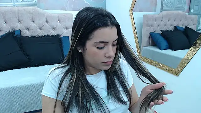 Leah Means  online show from December 2024 03:48:01 PM