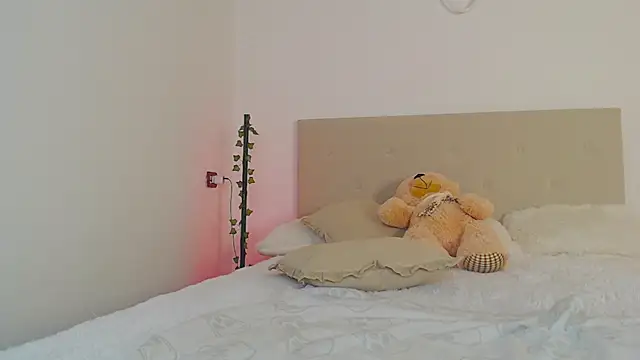 L1ittle kitty  online show from December 2024 04:42:01 PM
