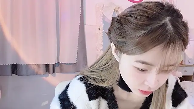 Snapshot of Carly_1 chatting on December 2024 12:29:02 PM Carly 1 online show from December 2024 12:29:02 PM