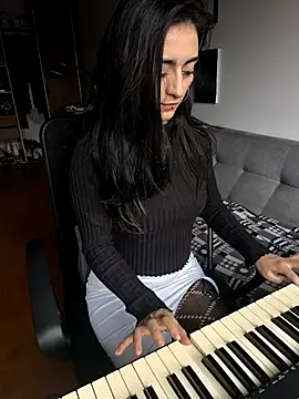 Lila Desiree online show from November 2025 03:55:01 PM