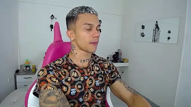 Snapshot of Leonard_Price chatting on October 2025 12:30:02 AM Leonard Price online show from October 2025 12:30:02 AM