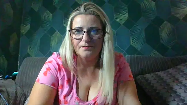 Snapshot of SweetXCandyX chatting on November 2025 06:28:01 PM SweetXCandyX online show from November 2025 06:28:01 PM