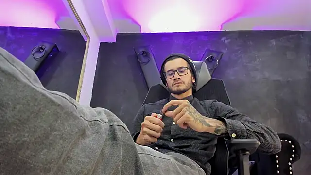 Loggan donnelly online show from October 2025 09:01:01 PM