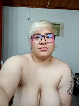 Snapshot of amalia_love chatting on October 2025 05:27:01 AM amalia love online show from October 2025 05:27:01 AM