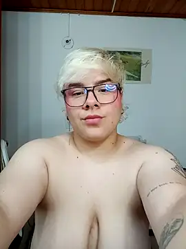 Snapshot of amalia_love chatting on October 2025 05:17:02 AM amalia love online show from October 2025 05:17:02 AM