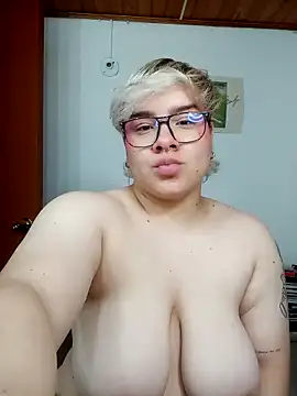 Snapshot of amalia_love chatting on November 2025 04:12:01 AM amalia love online show from November 2025 04:12:01 AM