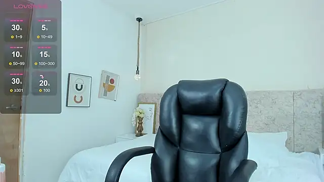naomiii   online show from December 2024 01:43:01 AM