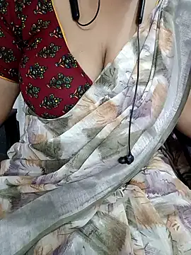 Snapshot of Yours_Radika chatting on February 2025 03:18:01 PM Yours Radika online show from February 2025 03:18:01 PM