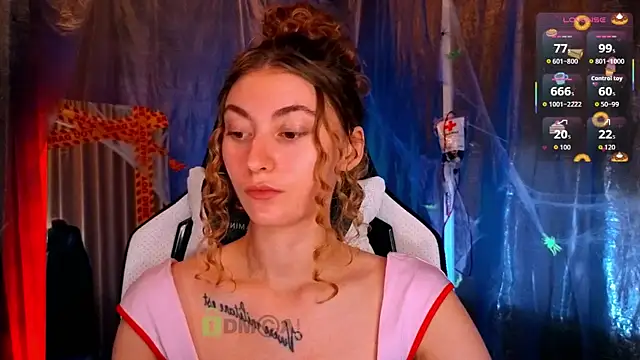 Snapshot of lady_curls chatting on October 2025 11:31:02 PM lady curls online show from October 2025 11:31:02 PM